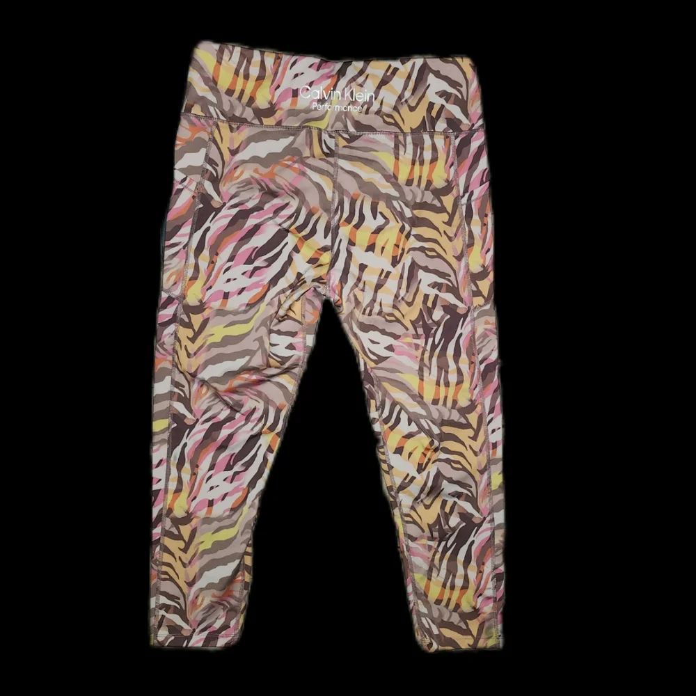 Calvin Klein Cropped Leggings - Picture 3 of 5